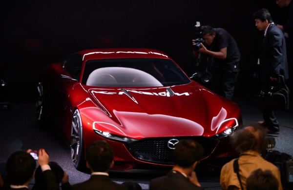 <p>Mazda RX-Vision на автосалона в Токио /<strong><a href="http://www.bloombergtv.bg/gallery/avtosalonat-v-tokio">Tokyo Motor Show</a></strong>/ в Токио, Япония на 28 октомври 2015. Toyota Motor Corp., Honda Motor Co. и Nissan Motor Co. са сред производителите, показващи нови коли с горивни клетки и електромобили на изложението, продължаващо до 8 ноември.<br />
Photographer: Akio Kon/Bloomberg</p>
