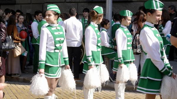 <p>Мажоретки от 31 СОУ за чужди езици &quot;Иван Вазов&quot;-София.</p>

<p>Технологичнатата революция не застрашава класическото образование, тя е интерактивна еволюция. Създаването на <a href="http://www.bgonair.bg/denqt-on-air/2016-05-23/kak-tehnologiite-promenyat-obrazovanieto">нашата азбука е иновация</a>, която се е случила преди векове. Ние не сме открили нещо ново, това е еволюция. Трябва да приемаме промяната за нещо постоянно, каза за Bulgaria ON AIR Християн Даскалов, основател на Open source university.</p>
