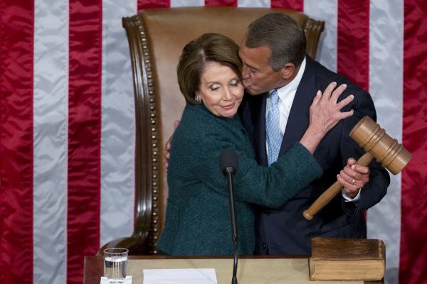 <p>Бившият председател на Камарата на представителите Джон Бейнър целува лидерката на малцинството Нанси Пелоси от демократите по време на първата сесия на Конгреса на 6 януари.</p>
