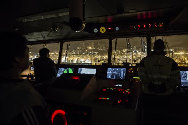 <p>Базираната в Марсилия CMA CGM, основана от Жак Сааде е най-третата голяма в света и най-голяма във Франция компания за контейнерни превози.</p>

<p>Притежава 445 кораби, плаващи между 400 пристанища на петте континента. През 2014 е превозила 12, 2 млн контейнери.</p>

<p>Photographer: Qilai Shen/Bloomberg</p>
