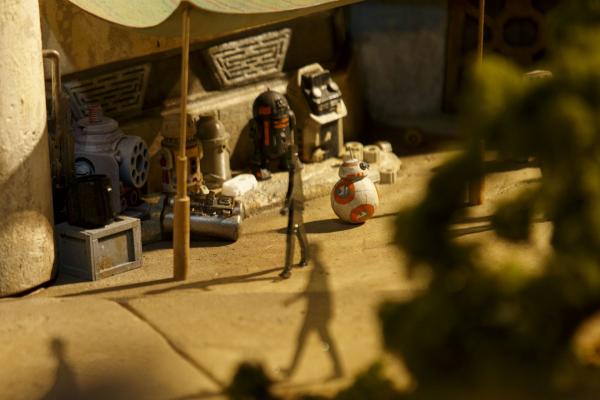 <p>Модел на тематичния парк на Disney, Star Wars: Galaxy&#39;s Edge, показан на D23 Expo 2017, Анахайм, Калифорния, 15 юли, 2017. Photographer: Patrick T. Fallon/Bloomberg.</p>

<p>&bdquo;Не може да се преживее чрез виртуална реалност това, което е направено наистина, което можеш физически да усетиш, докато се разхождаш по главната улица&rdquo;, каза директорът на парковете на Disney Боб Чапек в Анахайм.</p>
