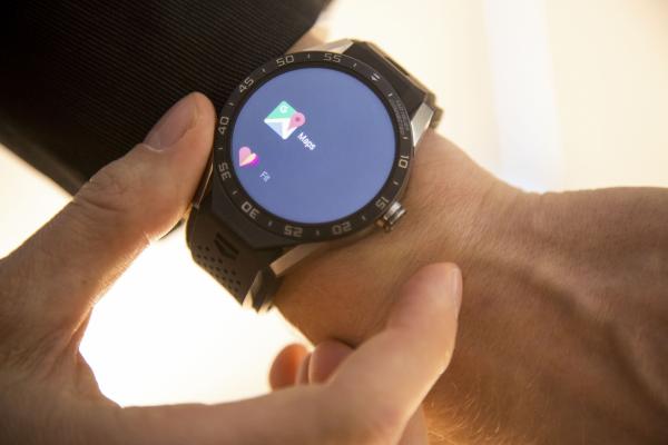 <p>TAG Heuer Connected Watch на премиерата си в Ню Йорк на 9 ноември 2015. Цена $1,500.</p>

<p>Смарт часовникът с Android Wear е произведен в партньорство с Google и Intel и е първият луксозен часовник на швейцарски производител.</p>

<p>Photographer: Michael Nagle/Bloomberg</p>
