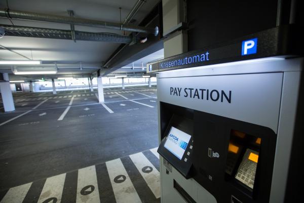 <p>Автомат на паркинга на новото летище Бранденбург, южно от Шонефелд и близо до съществуващото &nbsp;Berlin Sch&ouml;nefeld Airport, на 18 км от центъра на германската столица.</p>
