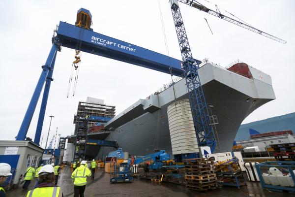 <p>Самолетоносачът се строи в най-големия док с най-големия кран във Великобритания, The Goliath Crane с товароподемност хиляда тона.</p>

<p>95% от британската икономика зависи от морето.</p>
