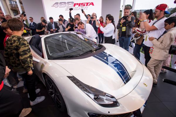 <p><a href="http://automedia.investor.bg/a/0-nachalo/33457-eto-go-novoto-ferrari-488-pista/" target="_blank">Ferrari </a>NV 488 Pista Spider в Пебъл Бийч, Калифорния. 25 август 2018. Photographer: David Paul Morris/Bloomberg.</p>

<p>Ferrari 488 Pista е екстремна версия на купето Ferrari 488 GTB.</p>

<p>&nbsp;</p>
