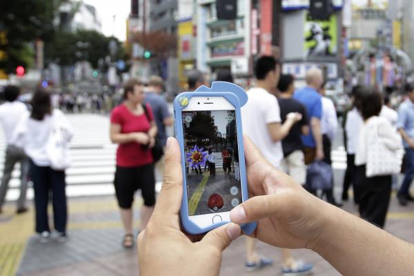 <p>Мъж играе Pokemon Go на Nintendo Co. чрез приложението на Niantic Inc., в Токио на 22 юли 2016.</p>

<p>След като плени потребителите в САЩ, Австралия и някои страни в Европа, приложението за смартфони, за Apple и Android се появи и в родината си.</p>

<p>Снимка: Kiyoshi Ota/Bloomberg</p>

