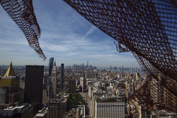 <p>Изглед от новострояща се луксозна жилищна сграда на Пето авеню. Ню Йорк, 29 юни 2018. Photographer: Angus Mordant/Bloomberg.</p>
