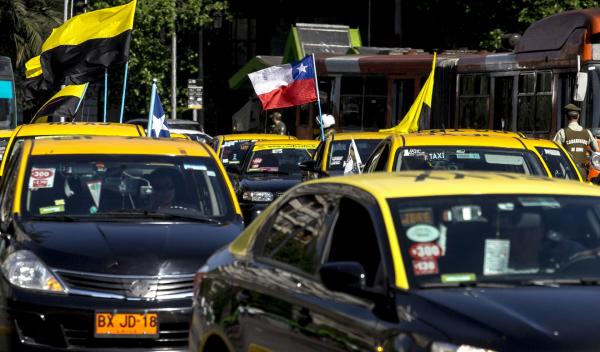 <p>Протест на таксиметрови шофьори срещу <a href="http://www.bloombergtv.bg/biznes-start/2016-10-03/uber-tarsi-nachini-za-razvitie-v-yaponiya">Uber </a>в Сантяго. Чили. 7.10.2016. Таксиметровите синдикати настояват шофьорите на Uber да бъдат регулирани както такситата. Photographer: Luis Enrique Ascui/Bloomberg.</p>
