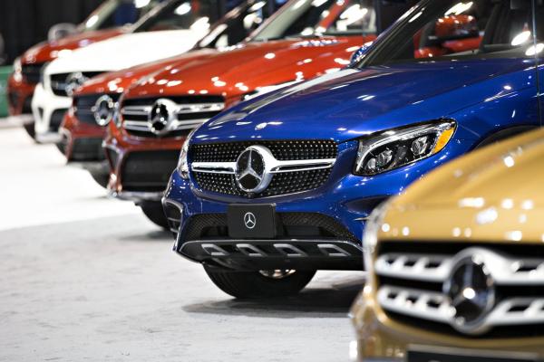 <p>Модели на Mercedes-Benz в сектора на Daimler AG. Автосалонът в Чикаго. 9 февруари 2017. Photographer: Daniel Acker/Bloomberg.</p>
