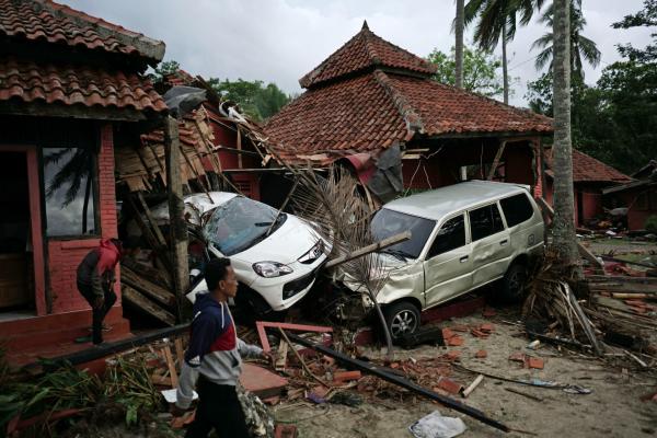 <p>Три дни след като цунами помете бреговете на Зондския пролив между островите Суматра и Ява в Индонезия, властите продължават да търсят оцелели.</p>

<p>Броят на жертвите на 25 декември достигна 429 души. Стотици хотели и къщи са разрушени.</p>
