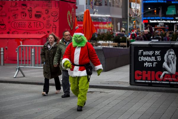 <p>Актьор в костюм на Гринч. Таймс Скуер, Ню Йорк. 17 декември 2018. Photographer: Michael Nagle/Bloomberg.</p>

<p>Героят от 1955 се върна за Коледа и мюзикълът се играе в Медисън Скуер Гардън. Филмът събра $345,1 боксофис за 6 седмици преди празниците.</p>
