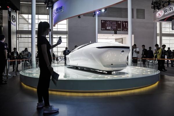 <p>Двуколесен електромобил на &nbsp;Lingyun Zhineng Technology Co. на автосалона в Пекин, който провежда от 25 април до 4 май 2016 и е най-голямото автомобилно изложение в Китай.</p>
