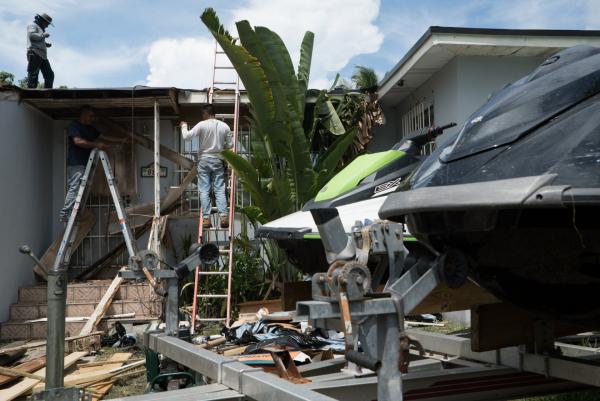 <p>Работници подготвят къща за преминаването на урагана Ирма. Маями, Флорида. 6 септември 2017. Photographer: Jayme Gershen/Bloomberg.</p>
