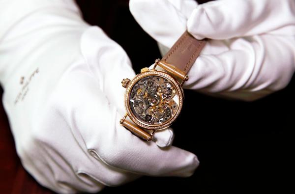 <p>Дамски часовник Patek Philippe Grand Complications 7059 в Женева, Швейцария</p>

<p>Photographer: Luke MacGregor/Bloomberg</p>
