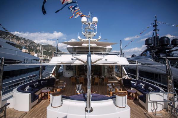 &lt;p&gt;Обзавеждане на палубата на луксозната суперяхта &lt;strong&gt;Amadeus&lt;/strong&gt;, построена от Amadeus Yachts на изложението за луксозни яхти в Монако - &lt;u&gt;&lt;strong&gt;&lt;a href=&quot;http://www.bloombergtv.bg/novini-ot-sveta/2015-09-30/nova-lodka-za-dzheyms-bond-ot-aston-martin&quot;&gt;Monaco Yacht Show&lt;/a&gt;&lt;/strong&gt;&lt;/u&gt; (MYS) в Порт Еркюл в Монако, сряда 23 септември 2015.&lt;/p&gt;

&lt;p&gt;Снимка: Balint Porneczi/Bloomberg&lt;br /&gt;
Luxury Yachts At The 2015 Monaco Yacht Show&lt;/p&gt;
