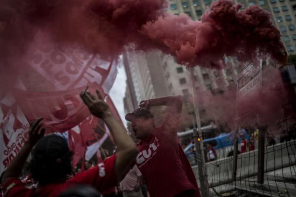 <p>Демонстранти развяват знамена на протест срещу процедурата за импийчмънт на президента Дилма Русеф. Рио де Жанейро, 8 декември 2015.</p>

<p>Photographer: Dado Galdieri/Bloomberg</p>

<p>&nbsp;</p>
