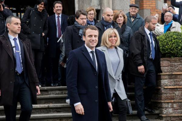 <p>Независимият кандидат за президент на Франция Еманюел Макрон, в ляво и съпругата му, Брижит Троньо. Льо Туке, Франция. 23 април 2017. Photographer: Christophe Morin/Bloomberg</p>
