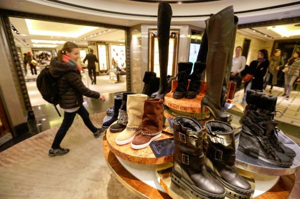 <p>Клиент минава край щанд с дамски ботуши в луксозния магазин Harrods в Лондон на 15 октомври 2015.</p>

<p>Великобритания изисква по-прогресивна визова политика за китайски граждани, или ще продължи да губи над 1 млрд паунда приходи годишно за сметка на страни като Франция, каза Майкъл Уорд, управляващ директор на Harrods.</p>

<p><br />
Photographer: Chris Ratcliffe/Bloomberg</p>
