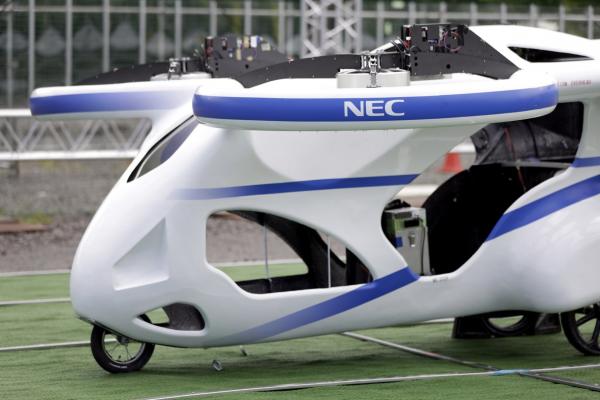 <p>Прототип на летящата кола на NEC Corp. по време на демонстрация в завода на компанията в Абико, Чиба, Япония Снимка:&nbsp;Kiyoshi Ota/Bloomberg</p>
