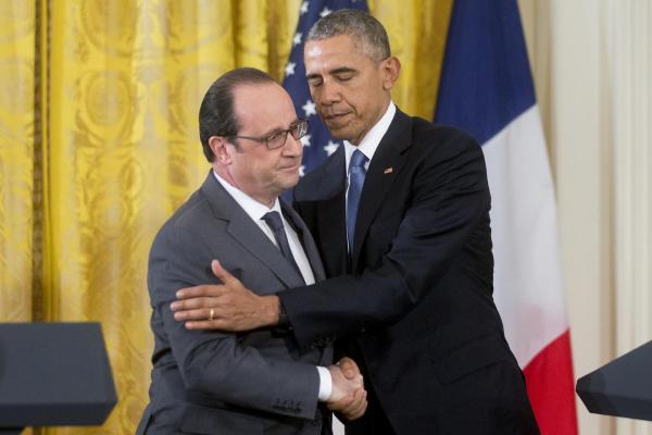 <p>Обама и Оланд си говориха на &quot;Барак&quot; и &quot;Франсоа&quot; пред камерите в Белия дом, показвайки единство на възгледите и солидарността, обединяваща САЩ и Франция в изпитанието.</p>

<p>Обама каза на езика на Волтер: &quot;Ние всички сме французи&quot; и &quot;Американците обичат Франция&quot;.</p>

<p>&quot;Ще победим заедно, както сме го правили вече срещу нацизма и комунизма&quot;, каза Обама.</p>

<p>Двамата президенти потвърдиха, че ще продължават с ударите срещу ИДИЛ, използвайки местни групи. Франция ще оказва въздушна подкрепа, но няма да изпраща сухопътни части.</p>

<p>Photographer: Andrew Harrer/Bloomberg</p>
