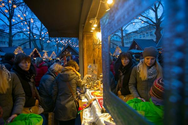<p>Коледният пазар в Кьолн е един от най-прочутите в Германия. Страната все повече залага на вътрешното потребление. Снимка: Krisztian Bocsi/Bloomberg</p>
