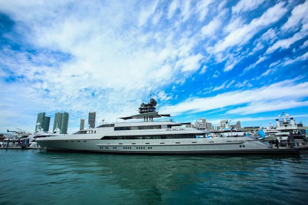 <p>253-футовата /77м/ суперяхта Silver Fast на кея по време на изложението Superyacht Miami boat show в марината на Island Gardens Deep Harbour, Бискейн бей, Маями, Флорида, в четвъртък, 11 февруари 2016. Месец след отварянето в пристанището пристигнаха яхти за $800 млн..</p>

<p>Photographer: Chris Goodney/Bloomberg</p>
