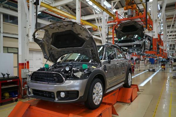 <p>Заводът на BMW PT Gaya Motor в Джакарта. 6 септември 2018. Photographer: Dimas Ardian/Bloomberg.</p>

<p>Решението е водено от желание за по-малко риск и оптимизация на разходите. BMW каза, че няма планове да прави Mini в Унгария, но и не съобщи кой модел ще се произвежда в Дебрецен.</p>

