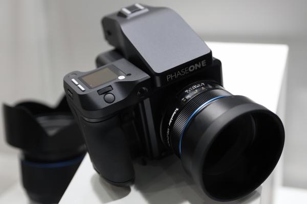 <p>Phase One A/S IQ3 100MP XF camera kit. Датският производител развива своята серия А. Вече е на пазара за ок. 56 000 щ.д.</p>

<p>Photographer: Kiyoshi Ota/Bloomberg</p>
