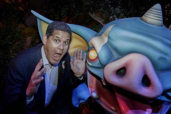 <p>Реджи Филс-Ейми, президент и директор на <a href="http://www.bloombergtv.bg/novini/2016-02-17/alpeev-nintendo-sazdava-registratsionnata-platforma-miitomo">Nintendo </a>of America Inc. позира пред камерите на E3 в Лос Анджелис.</p>

<p>Photographer: Troy Harvey/Bloomberg</p>
