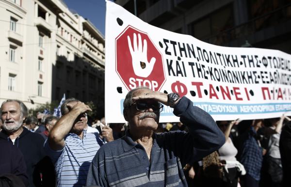 <p>Пенсионери протестират по време на 24-часовата стачка в Атина, Гърция на 12 ноември 2015.</p>

<p>Photographer: Kostas Tsironis/Bloomberg</p>

