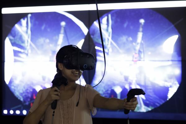 <p>Шлем на Vive virtual reality от HTC Corp. на Tokyo Game Show 2016. Чуба, Япония, 15 септември 2016. Photographer: Kiyoshi Ota/Bloomberg.</p>

<p>Според Ясуо Такахаши, директор в Sony Interactive Entertainment 2016 ще бъде дебютна за VR и ще съживи индустрията след появата на смартфоните, съобщава Bloomberg.</p>
