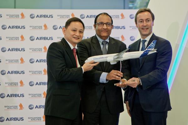 &lt;p&gt;Го Чун Фон, гл. изп. директор на Singapore Airlines Ltd., в ляво, С. Исуаран, министър на транспорта на Сингапур&amp;nbsp; в центъра и Фабрис Брежие, гл. изп. директор на Airbus Group SE на откриването на Airbus Asia Training Centre (AATC).&lt;/p&gt;
