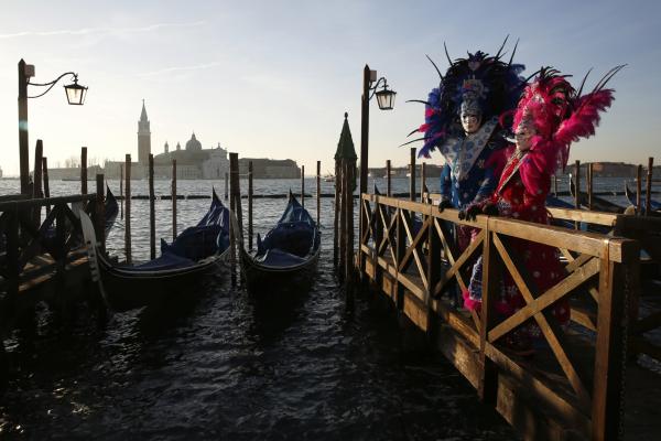 <p>Мерките за сигурност са изключително високи във Венеция, по време на карнавала.</p>

<p>Полицията проверява участниците, включително със сваляне на маските.</p>

<p>Photographer: Luke MacGregor/Bloomberg</p>

<p>&nbsp;</p>
