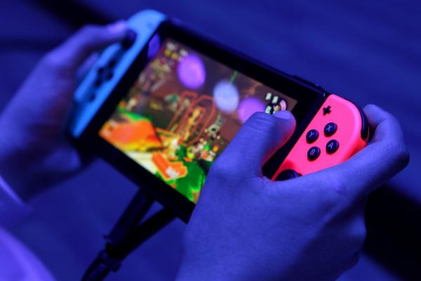<p>Потребител играе на конзолата Nintendo Switch на E3 на технологичното изложение E3 в Лос Анджелис, Калифорния. 14 юни 2017. Photographer: Troy Harvey/Bloomberg.</p>

<p><a href="http://www.bloombergtv.bg/grafika-na-denya/2017-03-11/switch-li-shte-bade-golemiyat-dzhakpot-za-nintendo">Switch </a>ли е новият джакпот на Nintendo?</p>
