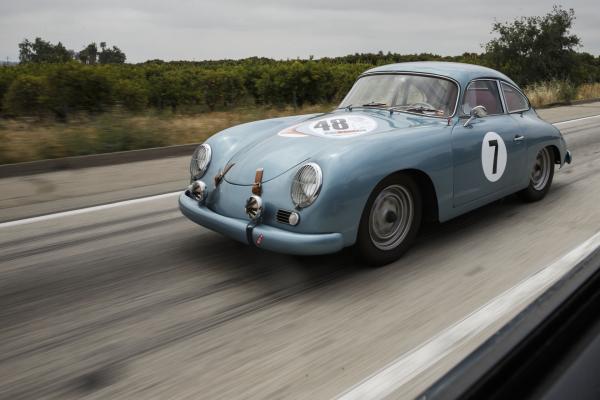 <p>Porsche 356A 1600S coupe от 1955</p>

<p>Десетки винтидж коли - Porsche, Alfa Romeo и други класически модели преминаха в продължение на 140 км през най-живописните пътища на Южна Каролина.</p>

<p>Photographer: Patrick T. Fallon/Bloomberg</p>
