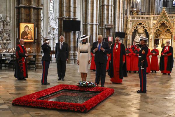 <p>Президентът на САЩ Доналд Тръмп, в центъра в дясно и първата дама на САЩ Мелания Тръмп полагат цветя на гроба на незнайния войн заедно с принц Ендрю. Уестминстърското абатство в Лондон. 3 юни 2019. Photographer: Luke MacGregor/Bloomberg</p>
