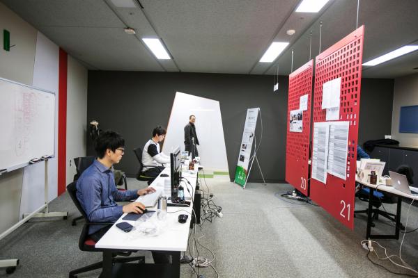<p>Служители на стартъпа Contz в CCEI Daegu.</p>

<p>Най-големият в света производител на смартфони, телевизори и чипове, Samsung приютява 350 млади инженери в Creative Lab, инкубатор на идеи.</p>

<p>Даегу, Южна Корея, 19 ноември 2015.<br />
Photographer: Jean Chung/Bloomberg</p>
