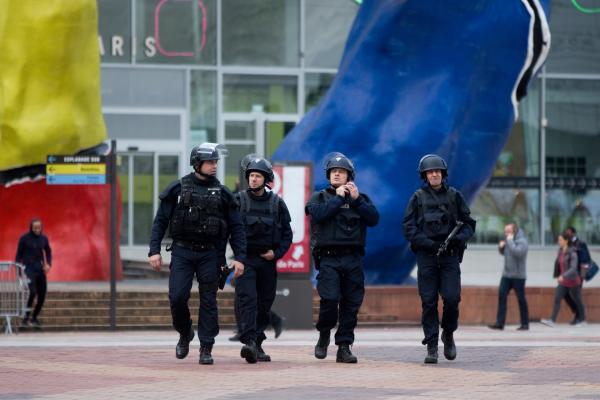 <p>Въоръжени полицаи в Дефанс. В цяла Франция бе обявено извънредно положение след атентатите на 13 ноември.</p>

<p>Извънредното положение е обявено за три месеца.<br />
Армията запазва 18500 поста от 34000, предвидени за съкращения по програмата 2014-2019. Създава се Национална гвардия от резервисти.</p>

<p>Photographer: Simon Dawson/Bloomberg</p>
