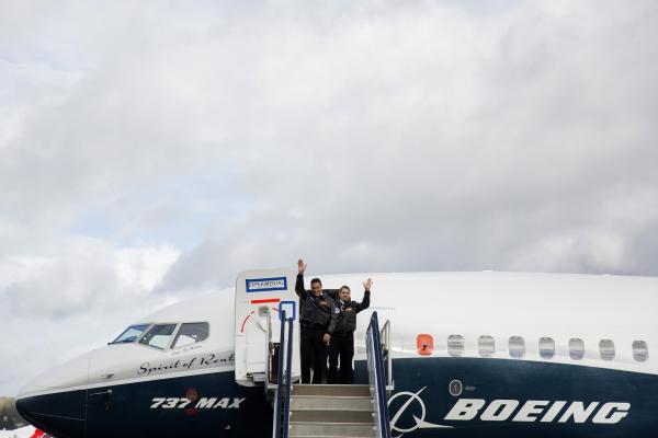 <p>Кап. Ед Уилсън, дясно и кап. Крейг Бомбън излизат от Boeing Max 737 след успешния първи полет на летище Кинг Каунти, Сиатъл на 29 януари, 2016.</p>

<p>Най-новият Boeing 737Max направи първия си полет над Сиатъл в петък, 29 януари 2016. Първите клиенти на 737Max са Southwest Airlines Co. Първият полет бе извършен дни преди графика, за разлика от закъсненията на 787 Dreamliner.</p>

<p>Photographer: Mike Kane/Bloomberg</p>

<p>&nbsp;</p>
