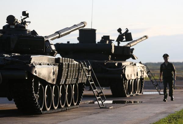 <p>Войници се готвят за демонстрация на руски танкове на изложението Армия-2018 в Кубинка, Московска област, Русия. 21 август 2018. Photographer: Andrey Rudakov/Bloomberg.</p>

