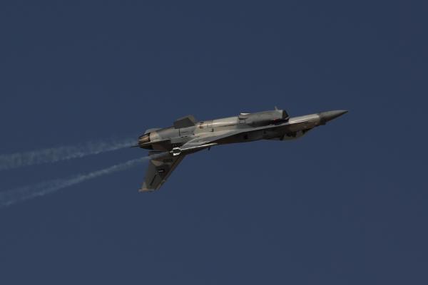 &lt;p&gt;F-16 на Lockheed Martin Corp. по време на демонстрация на откриването на изложението в Дубай/Dubai Air Show в Dubai World Central (DWC) в неделя, 8 ноември 2015.&lt;/p&gt;

&lt;p&gt;Photographer: Jasper Juinen/Bloomberg&lt;/p&gt;
