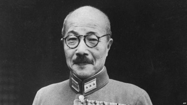 <p>Японският диктатор е отговорен за смъртта на около 4 млн. души. Той е човекът, наредил атаката над американската база Пърл Харбър. Хидеки Тоджо е екзекутиран за военни престъпления през 1948, след като преди това прави неуспешен опит за самоубийство.</p>
