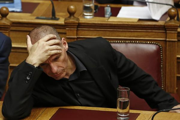 <p>Янис Варуфакис в парламента в Атина през юни 2015. Бившият финансов министър на Гърция е една от личностите, които предизвикаха най-много вълнения през годината. Photographer: Kostas Tsironis/Bloomberg</p>
