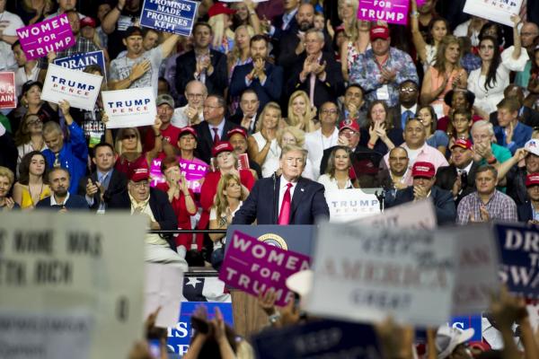 <p>Президентът на САЩ Доналд Тръмп на митинг в Тампа, Флорида. 31 юли 2018. Photographer: Zack Wittman/Bloomberg.</p>
