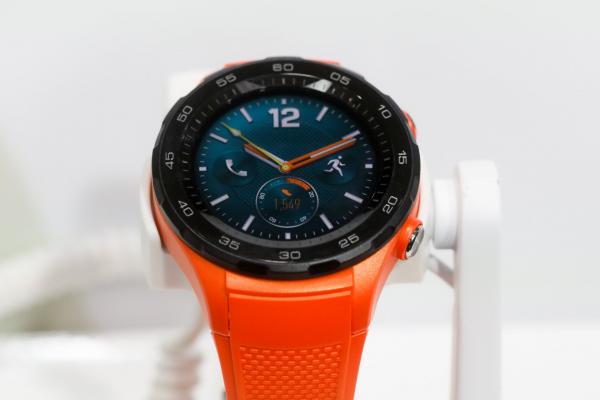 <p>Huawei Watch 2, представен на MWC в Барселона, Испания. 26 февруари 2017. Photographer: Chris Ratcliffe/Bloomberg.</p>

<p>Производителите на телефони Huawei и LG се борят за цялото внимание на Световния мобилен конгрес в Барселона и опитват да запълнят празнината, оставена от Samsung, който не носи <a href="https://www.bloomberg.com/news/articles/2017-02-26/challengers-vie-for-barcelona-spotlight-amid-apple-samsung-void">телефон </a>в Испания тази година.</p>

