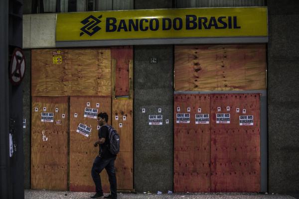 <p>Затворената по време на генералната стачка срещу пенсионната реформа Banco do Brazil SA. Рио де Жанейро. 28 април 2017. Photographer: Dado Galdieri/Bloomberg.</p>

<p>Импийчмънтът на Русеф продължи 8 месеца. Решението на избирателната комисия на Бразилия да анулира резултатите от 2014 и да принуди Темер да подаде оставка също ще изисква месеци и ще бъде обжалвано.</p>

<p>&bdquo;Най-доброто решение би било оставката, ако веднага излезе по телевизията и сложи край на това&rdquo;, каза Александър Бандейра, анализатор в Strattegia Consultoria.</p>
