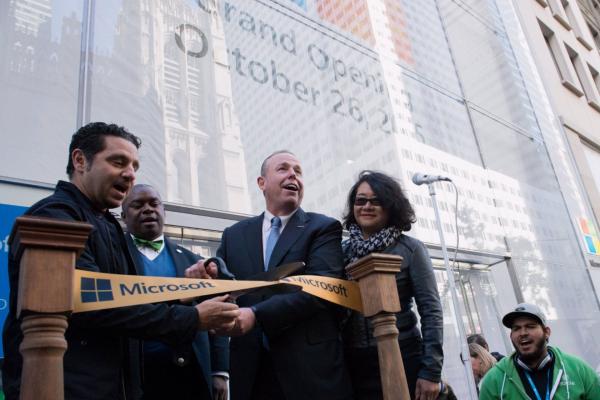 <p>Кевин Търнър, главен оперативен директор в Microsoft Corp., реже лентата на първия магазин на Microsoft Corp. в Ню Йорк.</p>

<p>Снимка: Stephanie Keith/Bloomberg</p>

<p>&nbsp;</p>
