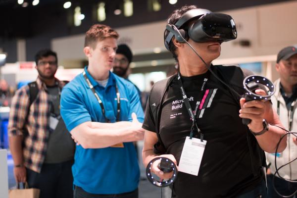 <p>Посетител с шлем на Samsung HMD Odyssey VR на конференцията за програмисти Build в Сиатъл на 7 май 2018. Photographer: Grant Hindsley/Bloomberg.</p>

<p>В последните няколко години Microsoft положи усилия да използва вътрешно изкуствения интелект /AI/. Сега клиентите ще се възползват от тези инструменти, а компанията ще се опита да привлече бизнес от Amazon и Google.</p>
