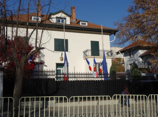 <p>Националното знаме на Франция и знамето на Европейския съюз бяха свалени наполовина пред френското посолство. Президентът Франсоа Оланд обяви тридневен траур след нападенията в Париж на 13 ноември 2015.</p>

<p>София, посолството на Франция, 14 ноември 2015.</p>

<p>Снимка: Bloomberg TV Bulgaria</p>
