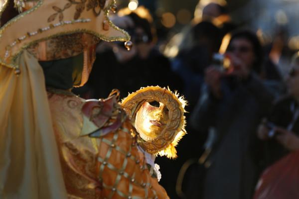 <p>Отражение на маска в огледало на участник в карнавала на площад Сан Марко.</p>

<p>Photographer: Luke MacGregor/Bloomberg</p>
